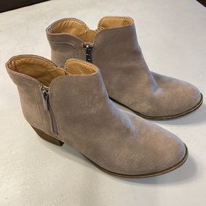 Cute tan suede lucky brand booties.